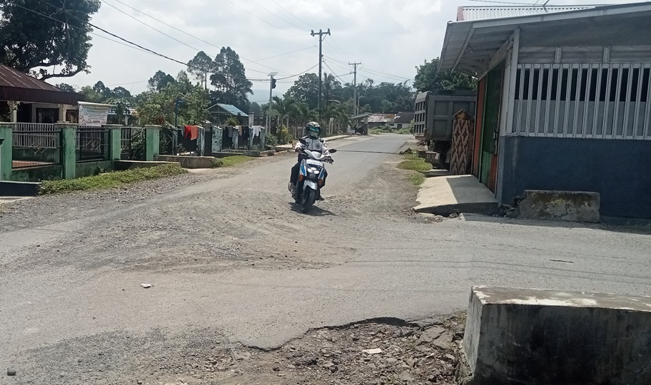 Warga Batu Panco Keluhkan Jalan Rusak di Persimpangan