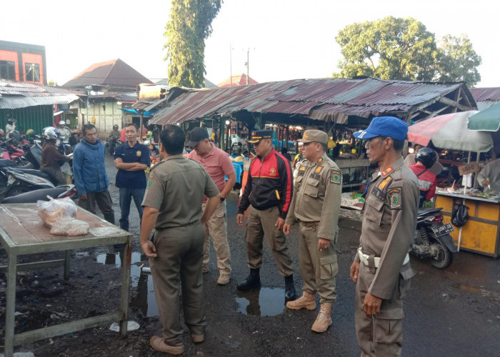  Satpol PP Tertibkan Pedagang Pasar Atas Curup, Jalan Disempitkan Lapak Mulai Ditata