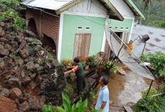 3 Rumah Dihantam Longsor