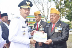 Bupati Salurkan Santunan untuk 14 Veteran Pejuang