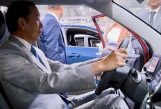 Jokowi Jajal Sensasi Duduk di Mobil Listrik VinFast