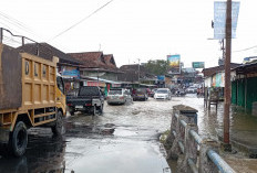 Jalan Lintas Curup-Lebong Terendam Akibat Sungai Meluap, Sejumlah Kendaraan Macet dan Pecah Ban! 