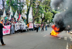 Diwarnai Aksi Bakar Ban, Puluhan Mahasiswa Geruduk Gedung DPRD Rejang Lebong, Ini 3 Tuntutannya!