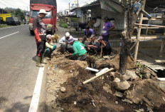 Warga Perbaiki Saluran Air Bersih Mampet