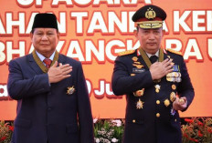 Menhan Prabowo Terima Penghargaan Tanda Kehormatan Bintang Bhayangkara Utama 