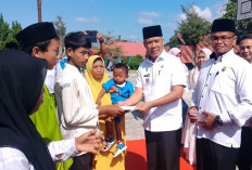 Serahkan Bantuan Siswa Dhuafa