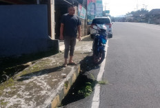 Satu Tahun Trotoar Jalan Dibiarkan Jebol