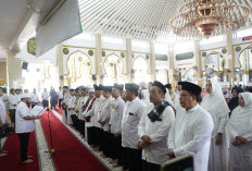 Gubernur Lantik Pengurus Masjid Raya Baitul Izzah