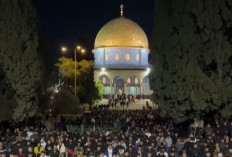 70 Ribu Warga Palestina Laksanakan Salat Tarawih, Israel Pasang Pembatas di 3 Gerbang Menuju Masjid Al-Aqsa