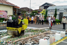 Ribuan Botol Miras dan Knalpot Brong Dimusnahkan