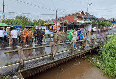 Dihari Pertama Mulai Ngantor, Wabup Hendri Tinjau Lokasi Langganan Banjir