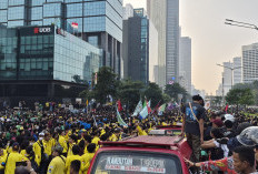   Aksi Demonstrasi BEM UI Ricuh di Sudirman, Massa Coba Tembus Barikade Polisi