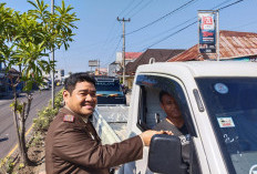 Bagi-bagi Stiker di Jalan, Kejari Rejang Lebong Kampanyekan Pencegahan Korupsi di Peringatan HBA ke 64! 