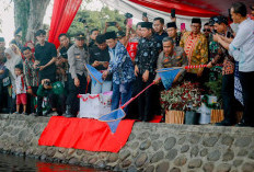 Menag Dorong Pelestarian Alam, Tebar Ikan Gabus dan Lepas Burung di Danau Dendam Tak Sudah