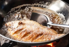 5 Tips Efektif Menggoreng Ikan Agar Tidak Lengket di Wajan