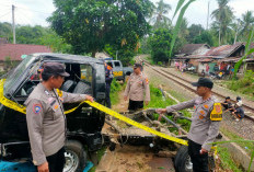 Gagal Nyebrang, Pick-up Hitam Tertabrak Kereta di Rejang Lebong Hingga Ringsek, Ini Kronologisnya!