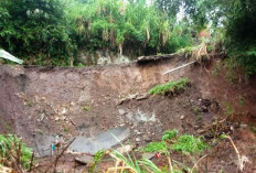 Jalan Penghubung Kecamatan Longsor