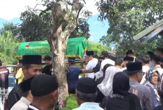 Tangis Keluarga Iringi Pemakaman Nesya Joza Amanda, Korban Tenggelamnya Kapal Wisata Pulau Tikus