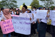 Ratusan Massa Gelar Aksi depan Kantor Bupati 