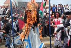 Aksi Protes Bela Palestina! Massa Bakar Bendera Israel