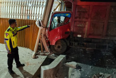 Truk Lepas Gandengan Hantam Rumah Warga di Curup Tengah 