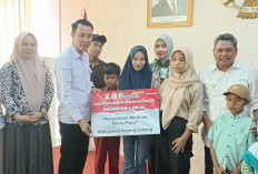 Bupati Rejang Lebomg Serahkan Santunan Puluhan Anak Yatim