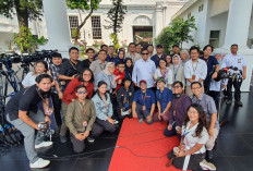 Prabowo Foto Bareng Wartawan Pakai Kacamata Hitam 