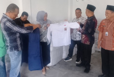 Siswa Madrasah Dapat Jatah Seragam Gratis