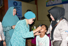 Imunisasi Polio di RL Sasar 38.826 Anak, Ketua TP PKK Berikan Tetesan Pertama