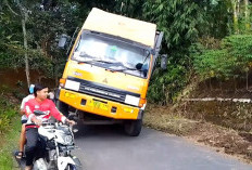 Ikuti Petunjuk Google Maps, Truk Muatan Air Mineral Nyasar