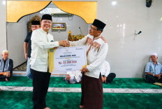 Pemprov Serahkan Bantuan Dana Hibah Masjid