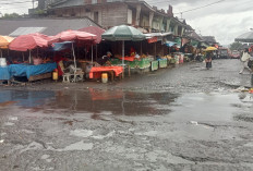 Jalan Pasar Atas Rusak Parah