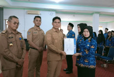 Serahkan SK 44 CPNS, Wakil Hendri Tekankan Profesionalisme dan Dedikasi