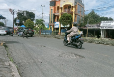 Warga Keluhkan Jalan Berlubang di Tengah Kota