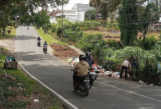 Orang yang Buang Sampah Sembarangan, Warga Jalan Ahmad Marzuki Kena Baunya