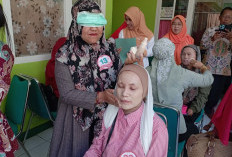 Guru Madrasah Ikuti Lomba Make-up Tutup Mata