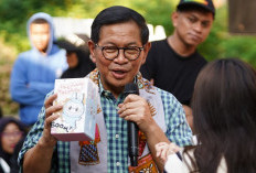 Pramono Anung Terima Boneka Labubu, Saat Dialog Bersama Warga di Tebet Eco Park 