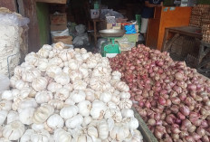 Menjelang Hari Raya Idul Adha 2025, harga bawang merah di dua pasar utama di Kota Curup, yakni Pasar Atas dan 