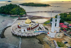 Keajaiban Masjid Terapung di Atas Laut, Sensasi Ibadah dengan Pemandangan yang Indah Ada di Padang!