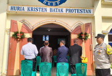 Ibadah Paskah di Gereja HKBP Diikuti Ratusan Jemaat
