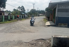Warga Batu Panco Keluhkan Jalan Rusak di Persimpangan