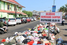 Sampah Menumpuk Dijalan Masuk Mega Mall 