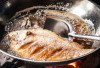 5 Tips Efektif Menggoreng Ikan Agar Tidak Lengket di Wajan