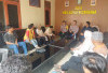 Lansia Ancam IRT Pakai Senjata Tajam, Polsek Sindang Kelingi Lakukan Mediasi